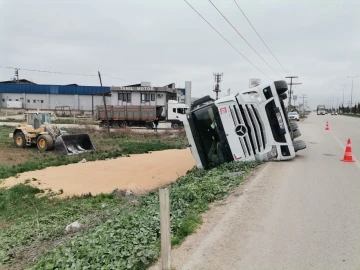 Bandırma’da buğday yüklü tır devrildi
