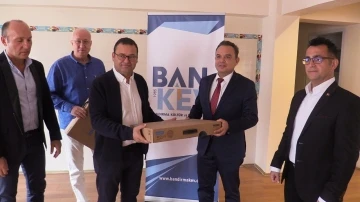 Bandırma’da devlet okullarına vakıftan, bilgisayar desteği
