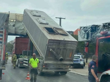 Dorsesi açık kalan tır üst geçide vurdu