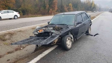 Bariyere çarpan otomobildeki yaşlı kadın hastanede hayatını kaybetti
