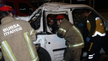 Bariyerlere çarpan hafif ticari araç takla attı; 2 ağır yaralı