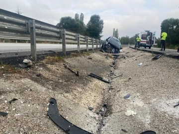 Bariyerlere çarpan hafif ticari araçta 24 yaşındaki genç yaşamını yitirdi
