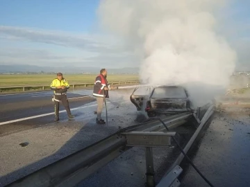 Bariyerlere çarpan otomobil alev alev yandı: 3 yaralı
