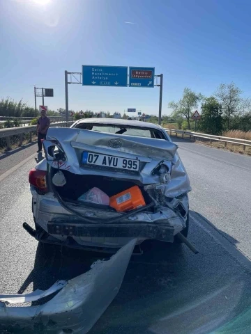 Bariyerlere çarpan otomobilin sürücüsü yaralandı
