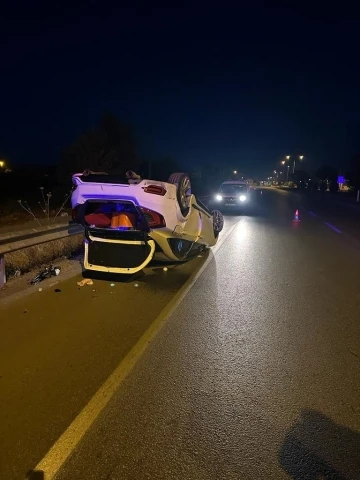 Bariyerlere çarpıp devrilen otomobilde 5 kişi yaralandı
