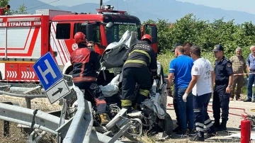 Bariyerlere saplanan otomobil paramparça oldu: 1 ölü
