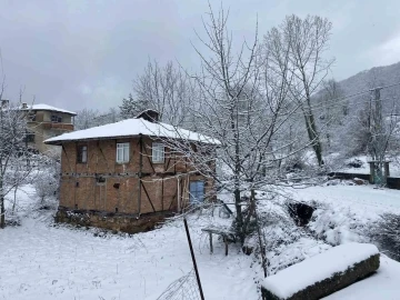 Bartın’ın yüksek rakımlı bölgelerinde kar yağışı devam ediyor
