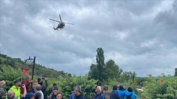 Bartın'da sel nedeniyle sanayi sitesinde mahsur kalan işçiler helikopterle tahliye ediliyor