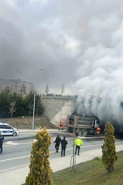 Başakşehir Çam ve Sakura Şehir Hastanesi girişinde otobüste bilinmeyen bir nedenle yangın çıktı. Olay yerine itfaiye ekipleri sevk edildi.
