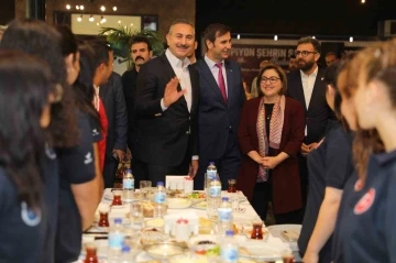 Başarılı sporcular, Fatma Şahin ile bir araya geldi
