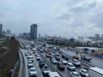 Basın Ekspres yolunda oluşan trafik sürücüleri canından bezdirdi
