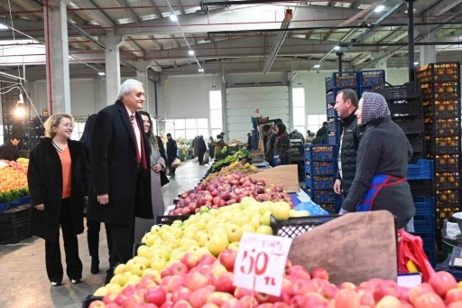 Başkan Bakkalcıoğlu pazar esnafını ziyaret etti
