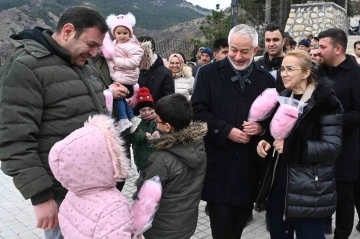 Başkan Başdeğirmen’den, çocuklara pamuk şeker
