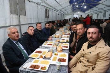 Başkan Böcek, Gaziantep’te depremzedelerle iftar yaptı
