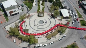 Başkan Büyükkılıç, Hacılar’da vatandaşlarla ve gençlerle buluştu, Türk Bayrağı taşıdı
