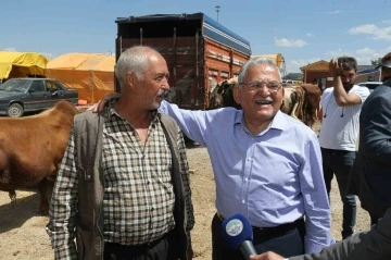 Başkan Büyükkılıç, kurban pazarında sıkı pazarlığa katıldı
