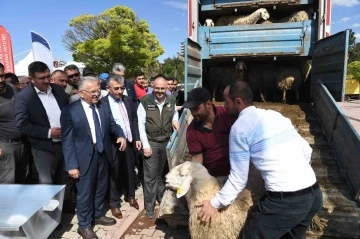 Başkan Büyükkılıç: &quot;9 bin 850 hayvan işletmesinin su faturalarının yarısını büyükşehir ödedi&quot;
