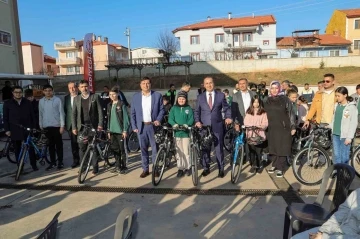 Başkan Çakın’dan öğrencilere anlamlı hediye
