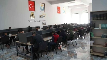 Öğrenciler eksik konularını kütüphane ortamında tamamlıyor