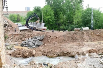 Başkan Çınar, dere ıslah ve yol yenileme çalışmalarını inceledi
