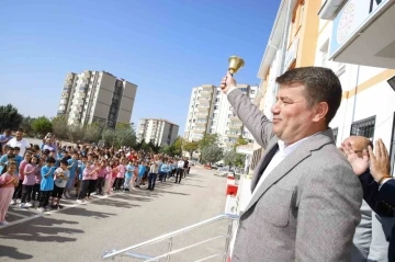 Başkan Dinçer, okulun ilk gününde öğrenci ve öğretmenleri yalnız bırakmadı
