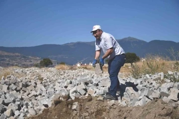 Başkan Doğan, belediye işçileriyle molozların arasından parke taşı ayıkladı
