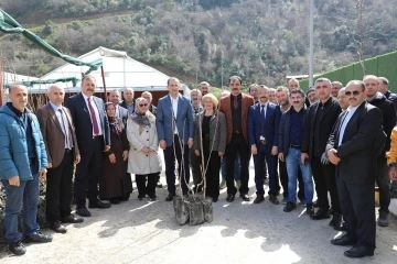 Başkan Ekim meyve fidesi dağıttı
