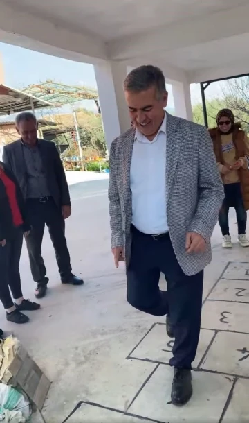 Başkan Erol, seçim çalışmalarına mola verdi çocukluğuna döndü
