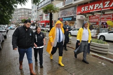 Başkan Ertaş yağmurla mücadelede sahada
