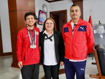 Başkan Gençay genç sporcuları ağırladı
