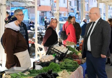 Başkan Gümüş köylü pazarında kadın üreticilerle görüştü
