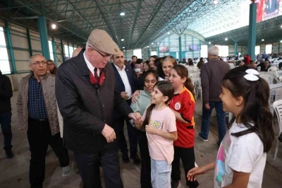 Başkan Kurt 75’inci Yıl Mahallesi’ndeki iftarda binlerce vatandaşla buluştu
