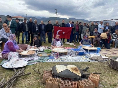 Başkan Öküzcüoğlu’nu gözleme yapan köylüler karşıladı
