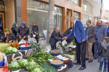 Başkan Özkan'a pazaryerinde büyük ilgi