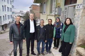 Başkan Özkan depremzede ailenin misafiri oldu, küçük kızlarının doğum gününü kutladı
