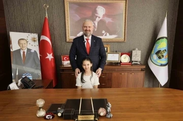 Başkan Pehlivan koltuğunu Aybüke’ye devretti
