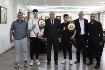 Başkan Pekmezci başarılı sporcuları makamında ağırladı
