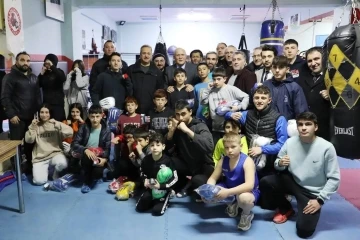 Başkan Pekmezci boks sporcularına spor malzemelerini dağıttı
