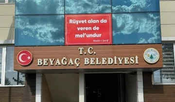 Başkan Pütün belediyenin girişine “Rüşvet alan da veren de mel’undur” yazısı astı
