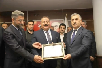 Başkan Sunar mazbatasını aldı
