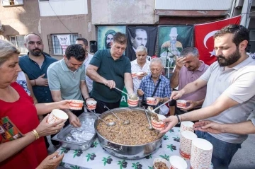 Başkan Tugay, Örnekköy’de aşure dağıttı
