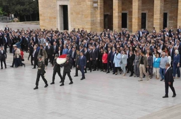 Başkan Tugay ve İzmir’in ilçe belediye başkanları Anıtkabir’i ziyaret etti
