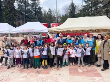 Başkan Yıldırım, depremzedeler için kurulan hayır çarşısına katıldı
