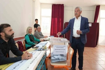 Başkan Zeydan Karalar, oyunu ailesiyle birlikte kullandı
