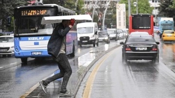 Başkentte etkili olan dolu, trafikte aksamalara yol açtı