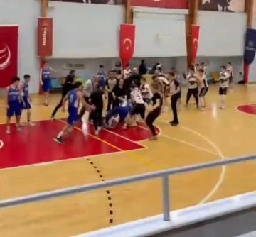 Basketbol sahası boks ringine döndü