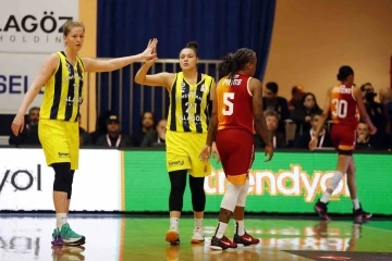 Basketbolda derbiyi kazanan Fenerbahçe, yarı final serisinde 1-0 öne geçti