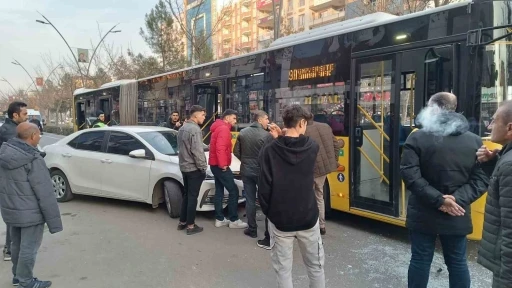 Batman’da belediye halk otobüsü ile otomobil çarpıştı
