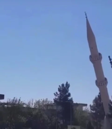 Batman’da cami minaresi kontrollü olarak yıkıldı
