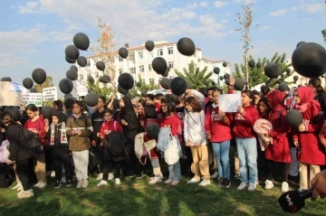 Batman’da Filistinli çocuklar için gökyüzüne siyah balon bırakıldı
